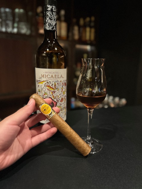 Bar escapeで葉巻をたのしむ