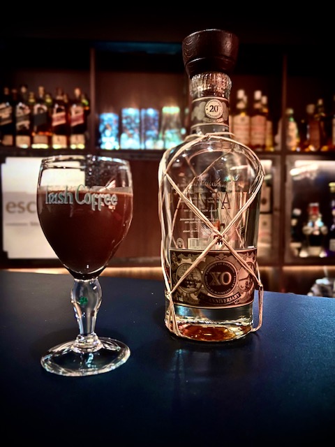 葉巻とホットカクテルで、心ほどける時間を