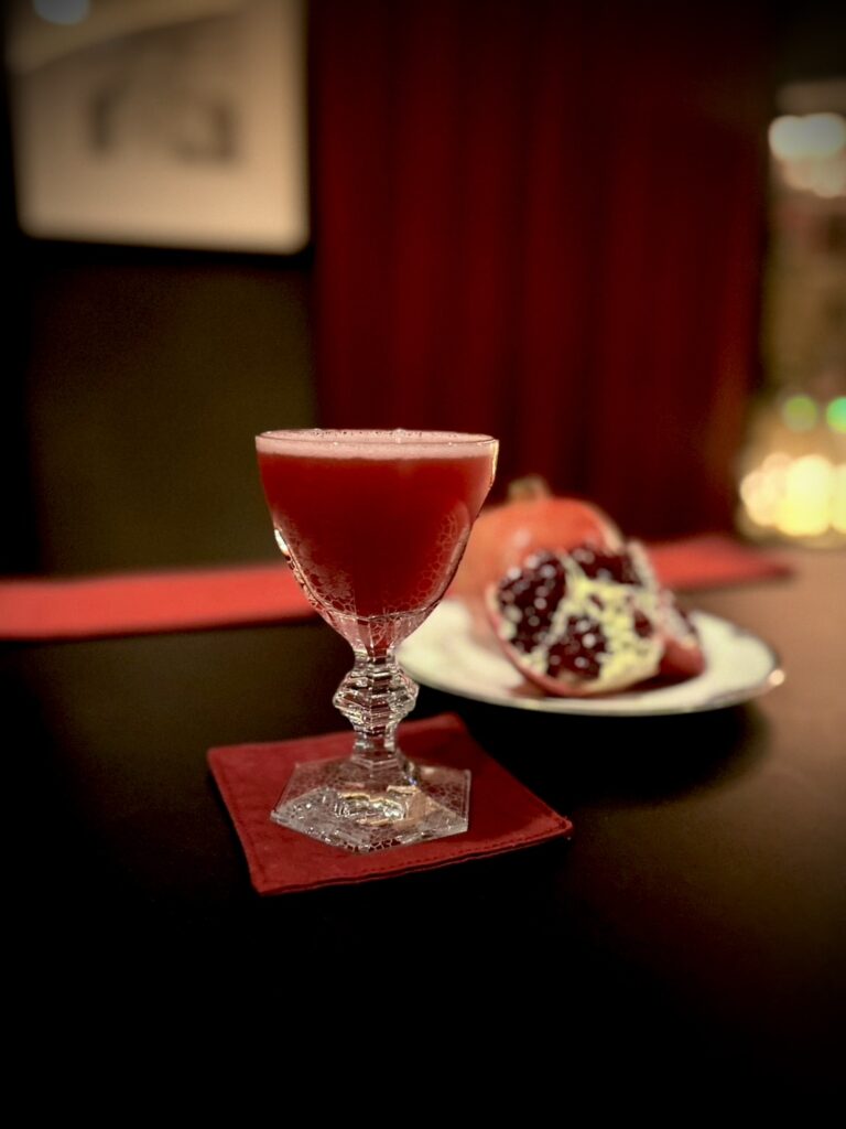 季節のカクテルと上質なシガーを